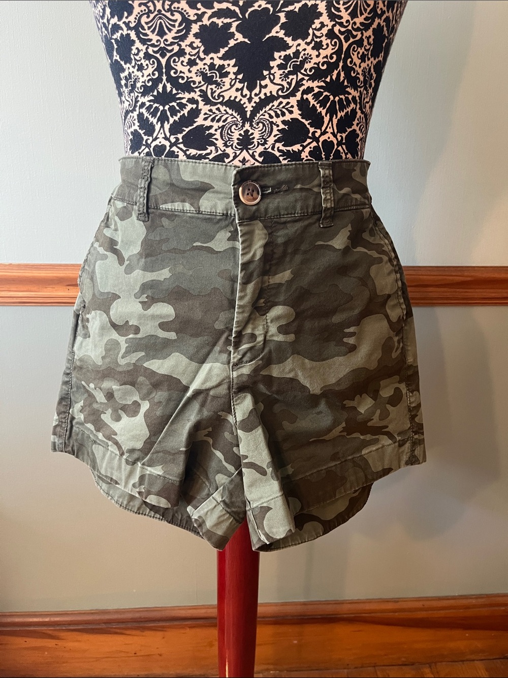 Old Navy High-Waist Camouflage Women’s Shorts - Olive